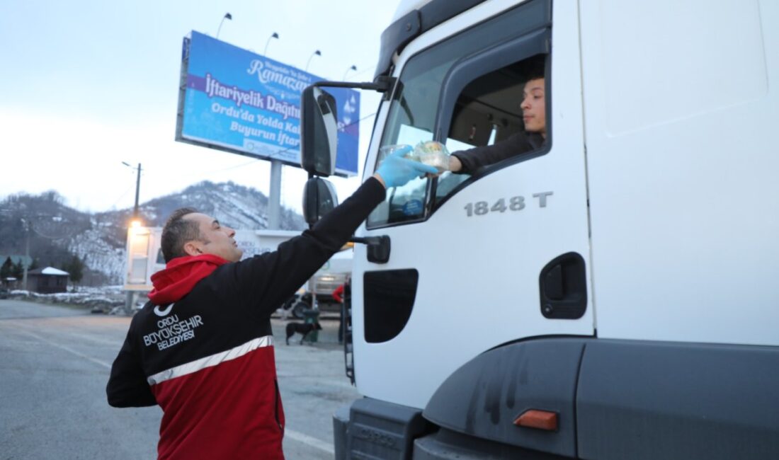 Ordu’da Ramazan’ın simgesi haline gelen uzun yol şoförlerine iftariyelik dağıtımı
